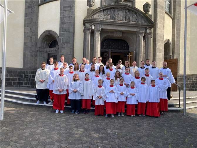 Am Hauptportal der Pfarrkirche Sankt Dionysiuskirche Kruft stellten sich aktuelle und ehemalige Ministranten, die Konzelebranten und der Jubilar zum Gruppenfoto auf, bevor dort Kinder und Erwachsene der Kita Sankt Elisabeth und andere gratulierten. Foto: Sandra Rheindorf-Weber