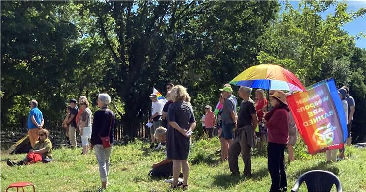 Am Hiroshimagedenktag hat die Friedensgruppe Daun mit mehr als 30 Personen vor den Toren des Fliegerhorstes in Büchel eine Mahnwache durchgeführt. Foto: privat