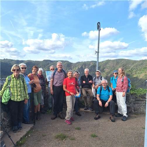 Am Höhenkreuz auf dem Petersberg.  Foto: Eifelverein Remagen / Helmut Krämer
