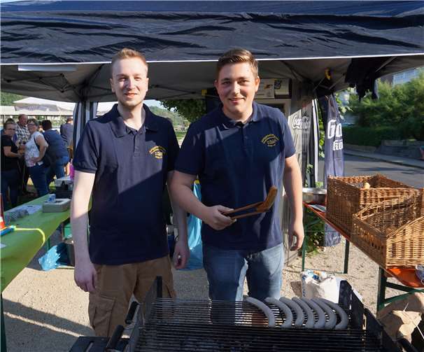 Am Imbissstand wurden leckere Bratwürste angeboten.