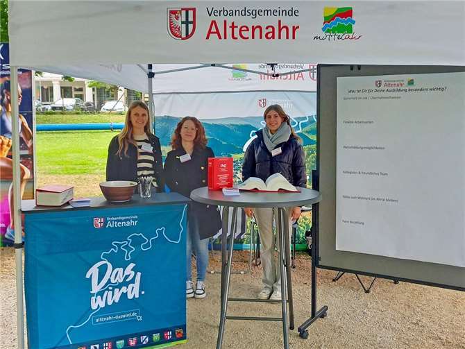 Am Informationsstand der Verbandsgemeinde Altenahr konnten sich die zahlreichen Jugendlichen, Eltern und Lehrkräfte aus der Region über die vielseitige Ausbildung zum / zur Verwaltungsfachangestellten in der Verbandsgemeindeverwaltung Altenahr informieren. Foto: Verbandsgemeindeverwaltung Altenahr