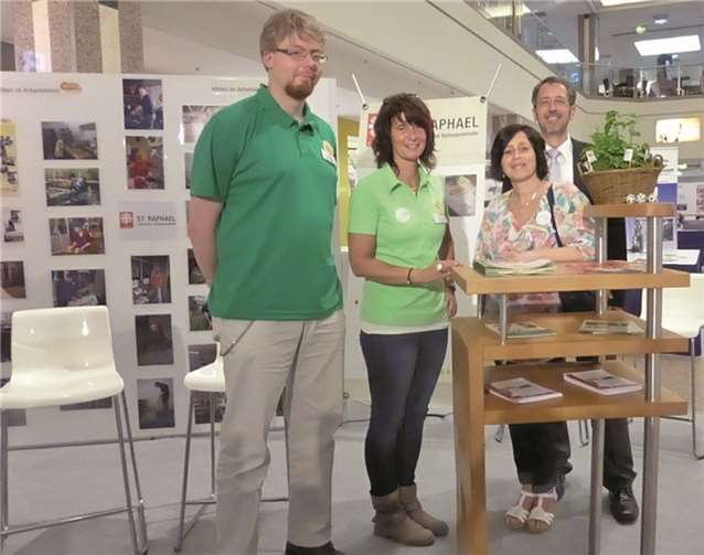 Am Infostand der Caritas Werkstätten im Koblenzer Löhr-Center (v.li.): Felix Deupmann und Doris Hein (Caritas Werkstätten), Birgit Theis und Thilo Knopp (Agentur für Arbeit Mayen-Koblenz). St. Raphael CAB
