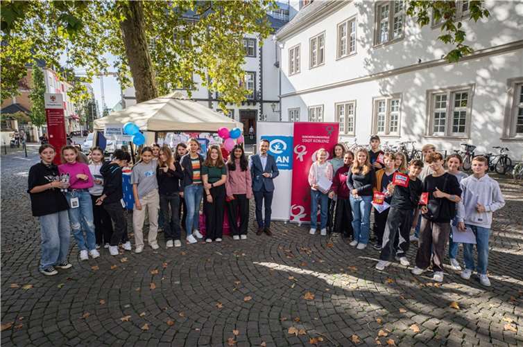 Am Infostand der städtischen Gleichstellungsstelle und der Koblenzer Arbeitsgruppe von Plan International trafen Clara Fruhling und Piah Chakupurakal gemeinsam mit David Langner Schülerinnen und Schüler des Görres Gymnasiums.  Fotos: Stadt Koblenz/Andreas Egenolf