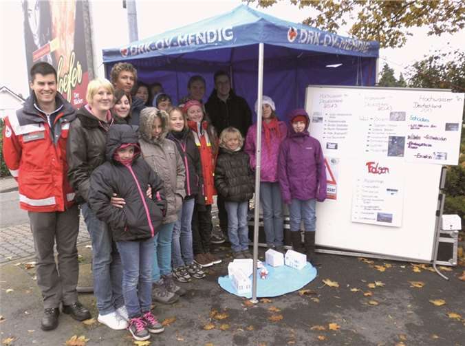 Am Infostand erfuhren die Passanten vieles über Hochwasseropfer und deren Schäden. Eine Sammelaktion wurde durchgeführt und am Ende des Tages konnte einen stolzen Betrag vorweisen. privat
