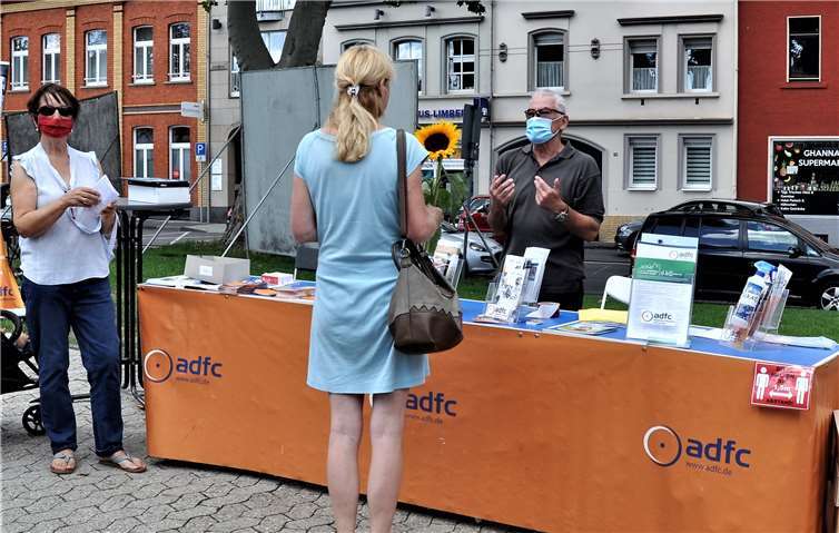 Am Infostand standen Mitglieder der Ortsgruppe Rede und Antwort. Foto: Dietmar Pertz