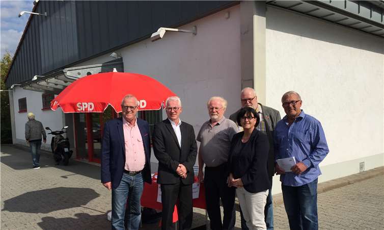 Am Infostand wurden Anregungen der Bürgerinnen und Bürger aufgenommen. V. re. n. li.: Fredi Winter, Volker Mendel, Petra Grabis, der Vorstand SPD Ortsverein Puderbach, es fehlt Cecile Kroppach: Vorsitzende SPD-Ortsverein Dierdorf. privat