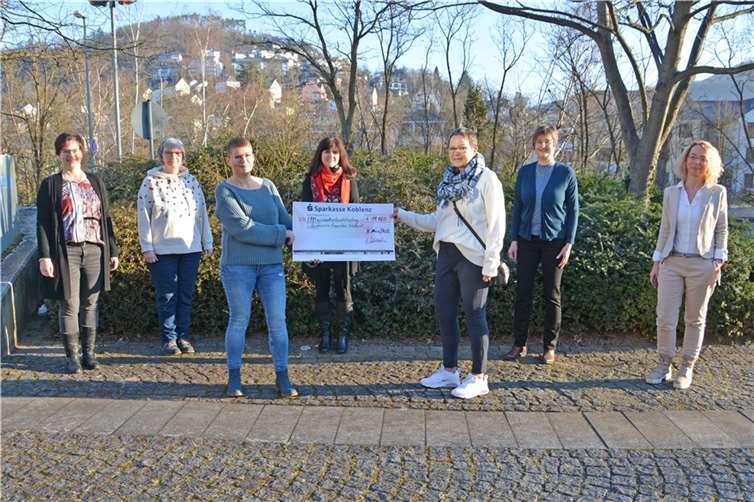 Am Internationalen Frauentag am 8. März wurde die Spende in Höhe von 11.160 Euro an den Förderverein des Frauenhauses Koblenz übergeben. Die Vorsitzende Nora Salvadori (3. v. r.) wird den Betrag auf die drei Frauenhäuser der Region verteilen. Quelle: Kreis MYK