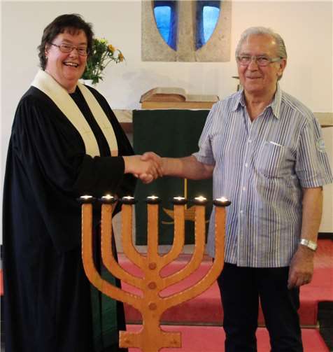 Am Israelsonntag feierten Vertreter der katholischen, der evangelischen und der jüdischen Gemeinden gemeinsam einen Gottesdienst in Friedrichssegen. Nikolaus Hermann aus Miellen hat die Menorah gearbeitet. Fotos: Dekanat Nassauer Land
