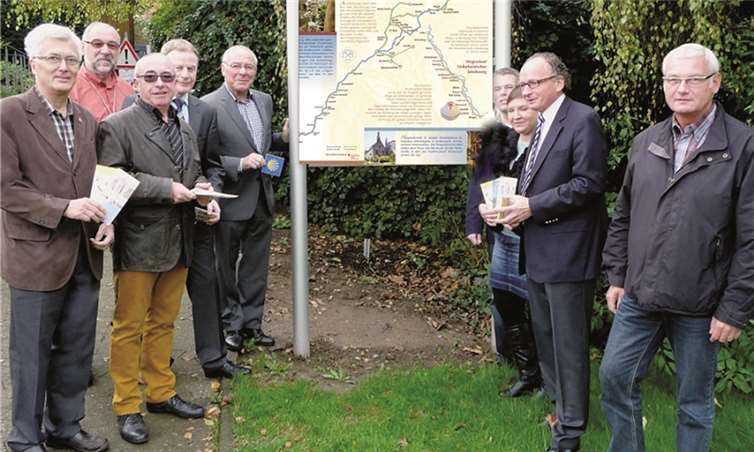 Am Jakobsweg in Andernach erhält der Pilger und Wanderer „wegweisende“ Informationen: (V.l.) Dieter Preß, Franz Blaeser, Josef Nonn, KSK-Vorstand Peter Schaaf, Heinz Schäfer, Christian Heller, Kristina Neitzert, Oberbürgermeister Achim Hütten und Rainer Schmitz.  PRESS