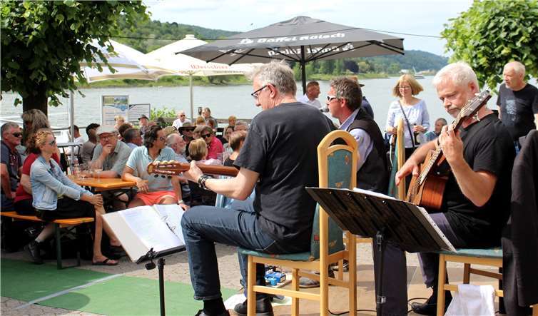 Kunstmarkt „design & gestaltung“ lockte Besucherscharen in die idyllische Stadt Am KD-Anleger unterhielt ein Musikertrio die Besucher mit Rock-Hits