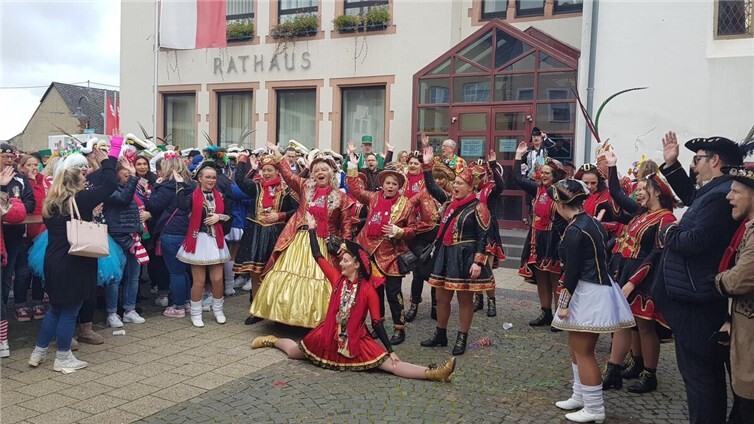 Am Kapellenplatz vor dem Rathaus präsentierte sich das Möhnenpaar samt Hofstaat bester Stimmung.