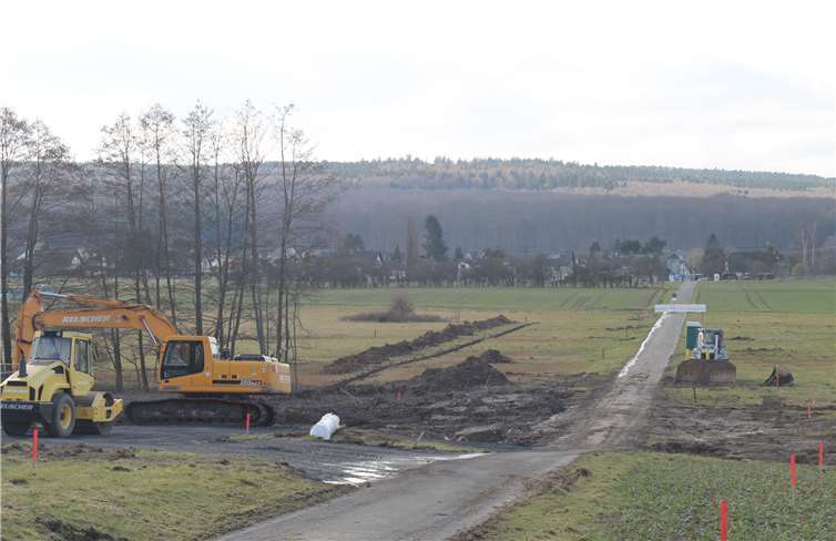 Am Kappesgärtenweg in Montabaur wurde mit dem Bau eines Hochwasserrückhaltebeckens begonnen. Der Fußweg kann während der Bauzeit von rund vier Monaten nicht von Fußgängern, Radfahrern und landwirtschaftlichen Fahrzeugen passiert werden.  VG Montabaur