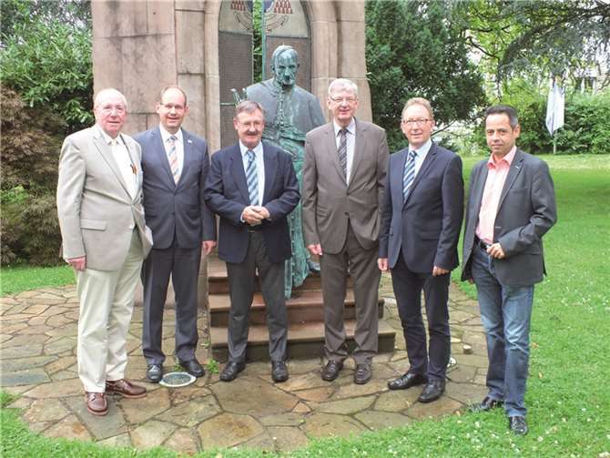 Am Kardinal-Höffner-Denkmal in Horhausen trafen sich (v. l.) Staatssekretär a.D. Manfred Speck, der Vorsitzende des Kardinal-Höffner-Vereins Bernhard Meffert, Bürgermeister Josef Zolk, Karl Schiewerling MdB, Erwin Rüddel MdB und Ortsbürgermeister Thomas Schmidt.privat