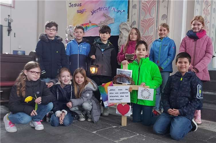 Am Karfreitag trafen sich Kommunionkinder, Eltern und die Katechetin Sabine Lohner mit Pastor Norbert Missong in der Sankt Arnulf Pfarrkirche in Nickenich.  Foto: Sabine Lohner