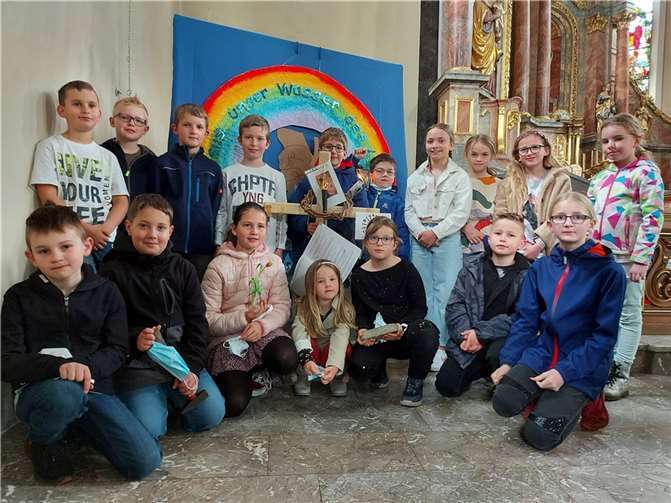 Am Karfreitag trafen sich Kommunionkinder und die Katechetinnen Sabine Lohner und Nicki Meister mit ihrem Pastor Norbert Missong in der Sankt Dionysius Pfarrkirche in Kruft. Foto: privat