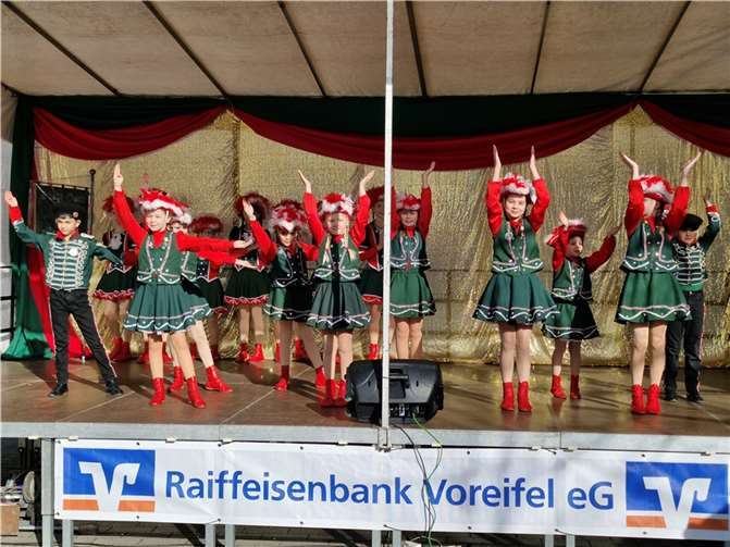 Am Karnevalssamstag versammelten sich unter strahlend blauem Himmel hunderte Karnevalsfans auf dem Merler Dorfplatz zum alljährlichen Jeckentreff. Foto: privat