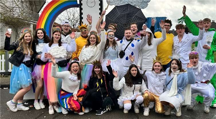 Am Karnevalssonntag, 11. Februar 2024, zieht der Karnevalszug wieder durch die engen Fachwerkgassen von Königsfeld.  Foto: privat