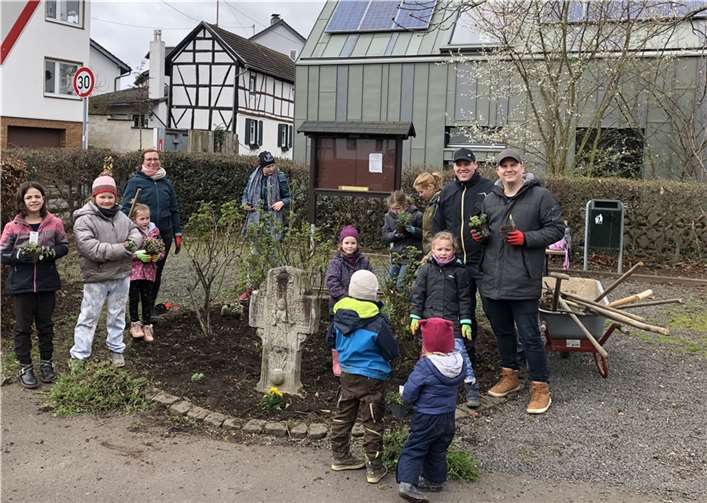 Am Kastanienplatz wurden zahlreiche von der Gemeinde zur Verfügung gestellte blühkräftige Stauden als Gourmetweiden für die unterschiedlichsten Insekten gepflanzt.