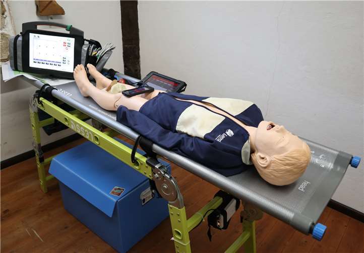 Am Kinder-Phantom können Kindernotfälle realitätsnah simuliert werden.