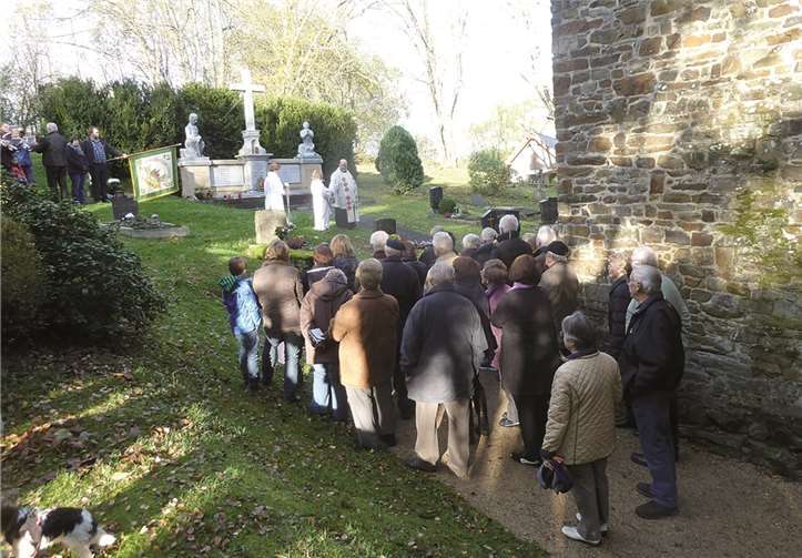 Am Kirmesmontag fand die Kirmesprozession, welche mit der Kranzniederlegung durch Pfarrer Spiller beendet wurde, statt. Privat