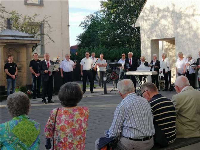 Am Kirmessamstag fand in Kesselheim eine besondere Ehrung am Kriegerdenkmal statt, zu der Ortsvorsteher Herbert Dott (CDU) zahlreiche Gäste willkommen hieß. Foto: Gaby Dott