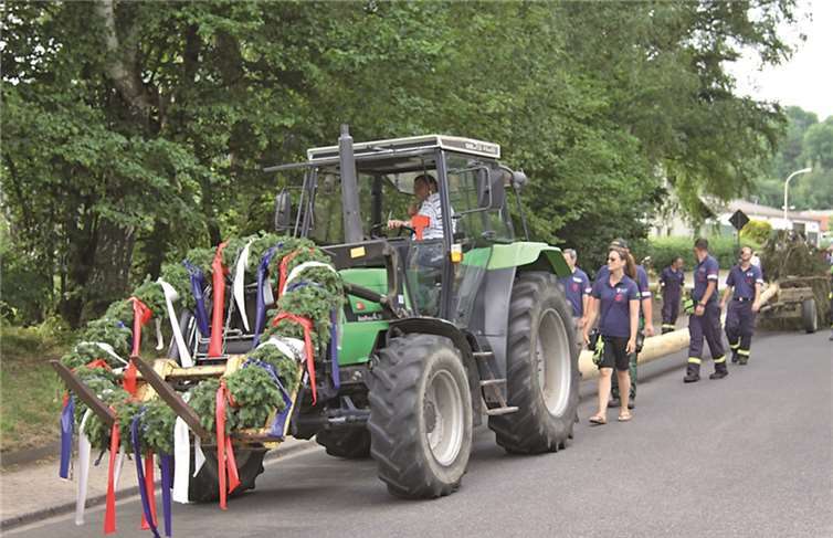 Am Kirmessamstag wurde traditionell der Kirmesbaum zum Kirmesplatz geleitet und dort aufgestellt.