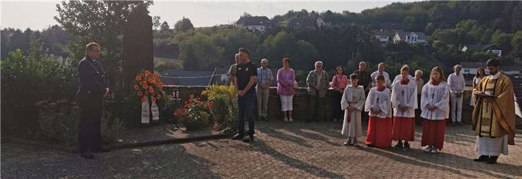 Am Kirmessonntagmorgen legten die Vereinsvertreter der Oberzissener Ortsvereine zum Gedenken an die Gefallenen einen Kranz am Ehrenmal nieder.