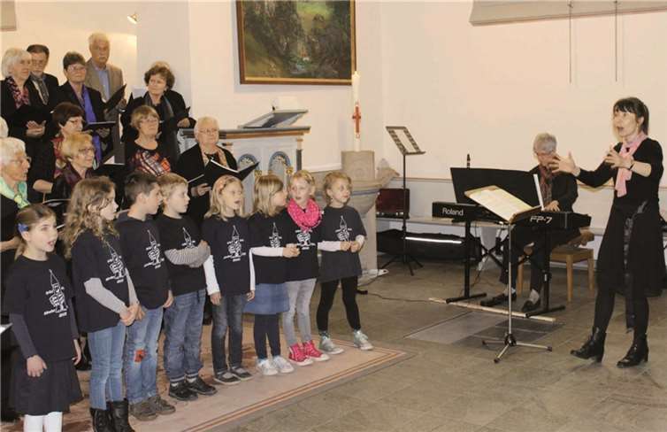 Am Klavier von Anne Gerreser begleitet, begeisterte der von Svetlana Winnekes geleitete Kinderchor die Konzertbesucher.