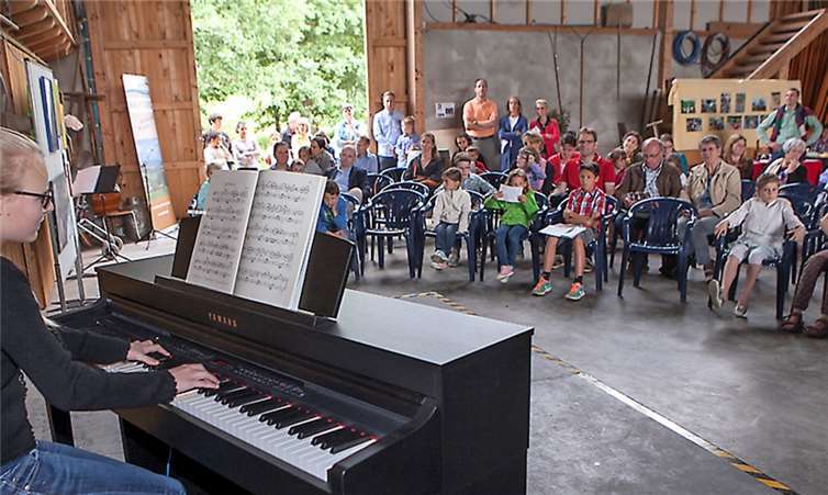 Am Klavier zeigte Marie Tollmann, dass sie auch Bach und Haydn schon beherrscht.