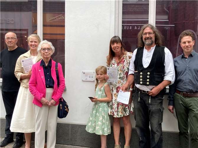 Am Kleinen Markt traf sich die Projektgruppe, um den neuen „Erlebnis-Rundgang Fachwerk“ für die Öffentlichkeit freizugeben. Mit dabei waren (v.l.) Bernd Schrupp, Stadtbürgermeisterin Gabi Wieland, Ingeborg Schewior, Nora Weber, Karin Maas, Thomas Becker, Florian Weber.  Foto: Stadt Montabaur