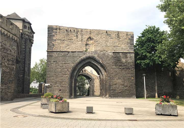 Am Koblenzer Tor findet sich lediglich noch eine Aussparung an der Stelle, an der damals ein Wappen war. privat