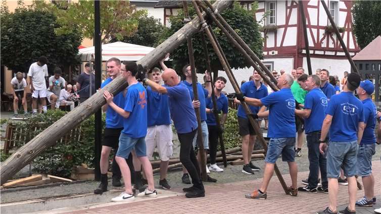 Am Kolpingplatz wurde der Kirmesbaum alsSymbol des Kirchweihfestes aufgestellt. Fotos: KH