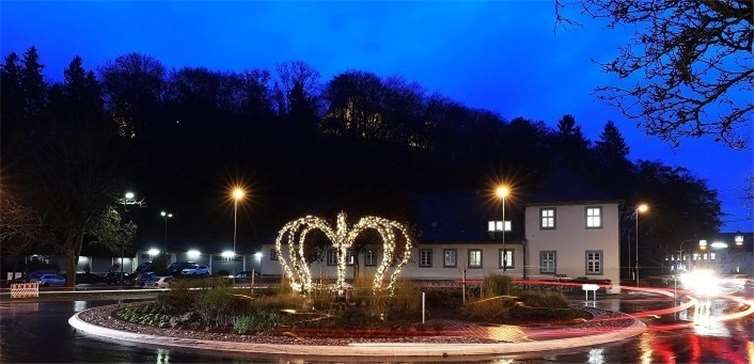 Am Kreisel Alleestraße sorgt eine leuchtende Krone für weihnachtliches Ambiente. Zu Ostern ziert sie, dekoriert mit bunten Eiern, den Stadtbrunnen. Sie erinnert an die Kaiserkrone Rudolf von Habsburg, der Montabaur das Stadtrecht verlieh. Foto: Olaf Nitz