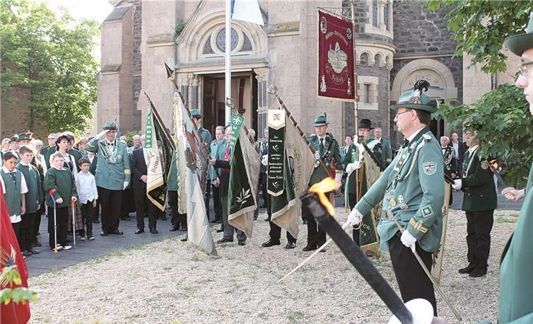 Am Kriegerdenkmal gedachten die St. Hubertus Schützen ihrer verstorbenen Mitglieder.RAU