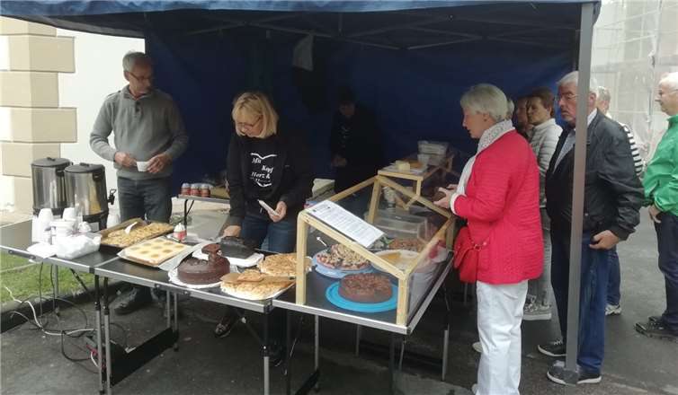 Am Kuchenstand gab es lange Schlangen. Das bescheidene Wetter wurde mit leckeren Backwaren versüßt. Fotos: Kolping St. Martin