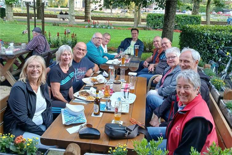 Am Kurpark in Bad Ems wurde beim „Genussradeln“ Station gemacht. 18 Personen waren dabei.  Foto: Ulrike Schneider