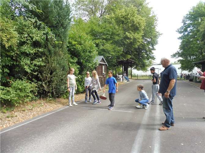 Am Laacher See lernten die Kinder das Stockschießen kennen.
