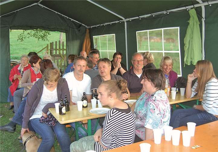 Am Lagerfeuer am Oberbreisiger Liesbach wurde gegrillt und ein geselliges Fest gefeiert. -FA-