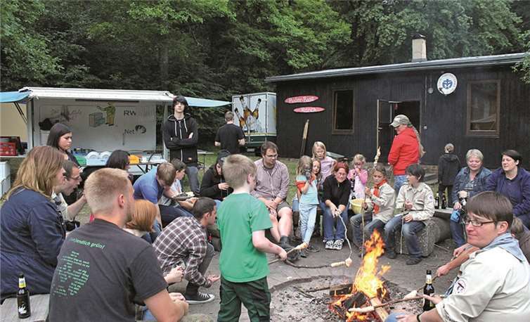Am Lagerfeuer genießen die Pfadfinder den Abend. privat