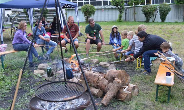 Am Lagerfeuer wurde Stockbrot gebacken.