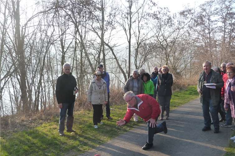 Am Lahnsteiner Ufer wurde die nordische Sportart Boßeln ausprobiert.privat