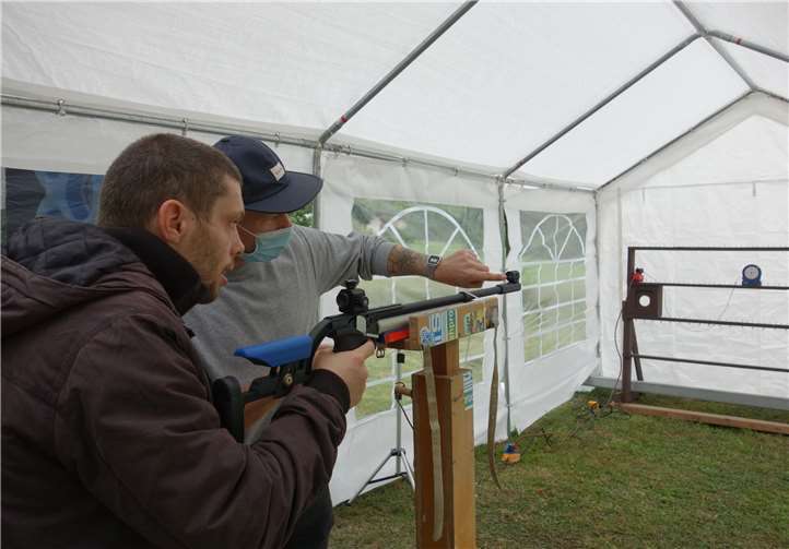 Am Laser-Gewehr wurde der Schützenkönig ausgeschossen.