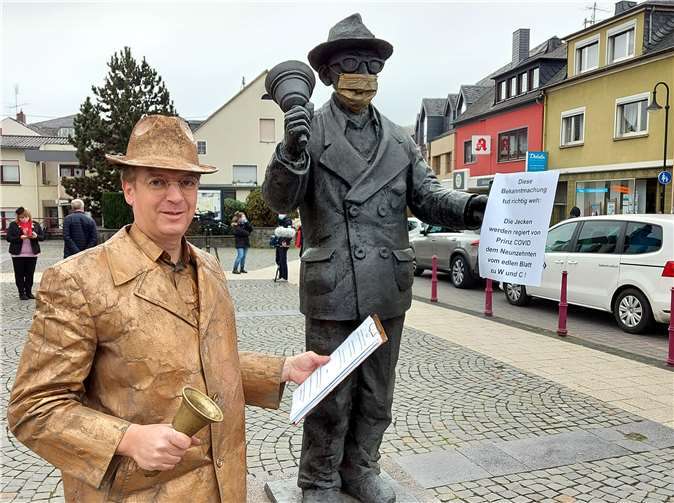 Am Lindemann-Denkmal verkündeteder Ausscheller zwei passende und humoristischeBekanntmachungen zum Start in die fünfte Jahreszeit.