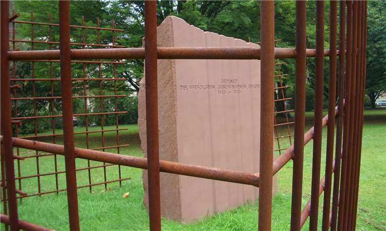 Am Mahnmal auf dem Reichensperger Platz wird am 27. Januar an die Opfer des Nationalsozialismus erinnert. Dr. Gottfried Schmidt, Mühltal