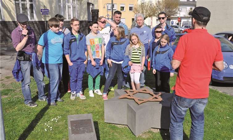 Am Mahnmal erfuhren die Jugendlichen die Geschichte der jüdischen Gemeinde, hörten vom Brand der Synagoge in der Pogromnacht 1938. AB