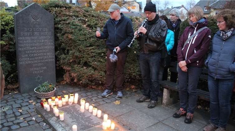 Am Mahnmal stellten die Teilnehmer Kerzen ab.