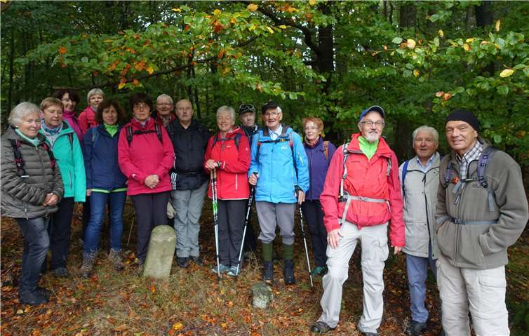 Am Markierungsstein des westlichsten Punktes des Kreises Ahrweiler. Fotos: privat
