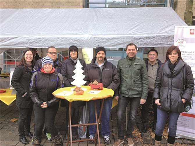Am Marktstand des Lokalen Teilhabekreises „Polch verbindet“: v.l. Iris Kyek, Bianca Wassmann, Markus Gorges, Janine Schwall, Rudi Schäfer, Frank Mehnert, Hans Thönnes und Yvonne Hay. Caritas Zentrum
