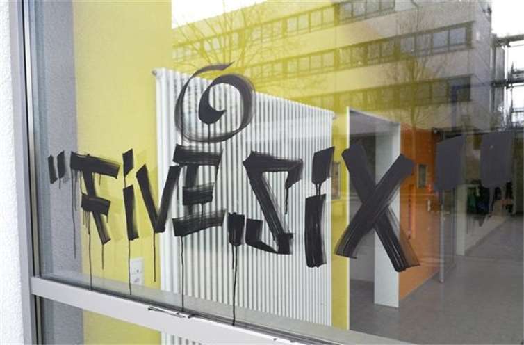 Am Martin Butzer Gymnasium ist dieser Schriftzug zu finden. Fotos: Polizei