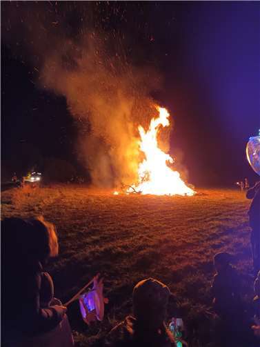 Am Martins-Feuer angekommen, versammelten sich alle rund um das imposante Feuer.  Fotos: privat